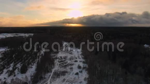 在金色黎明的冬季森林上空飞行的空中景色视频的预览图
