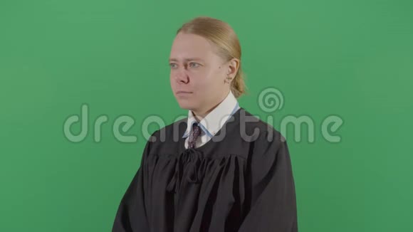 女法官擦脸沮丧视频的预览图