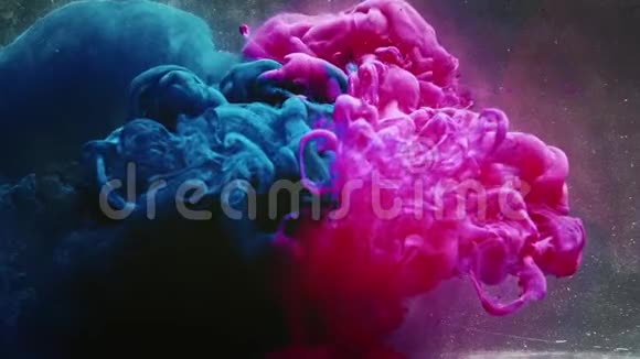 彩云覆盖粉蓝色颜料混合视频的预览图