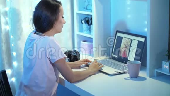 手提电脑前有摄像头的女人视频的预览图