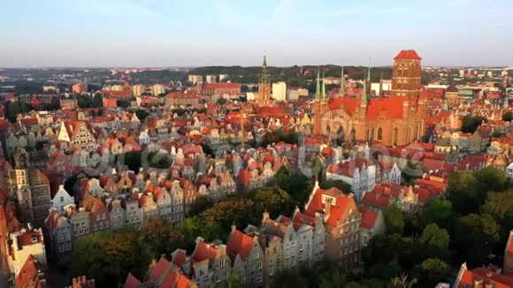 波兰格但斯克空中4K显示旧城莫特拉瓦河和著名纪念碑的视频哥特式圣玛丽教堂市政厅视频的预览图