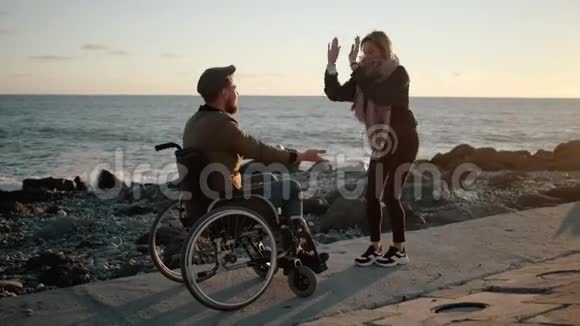 残疾男子户外的快乐女朋友视频的预览图