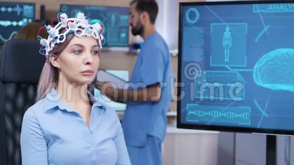 电视屏幕上的女性脑波扫描头部的脑部活动视频的预览图