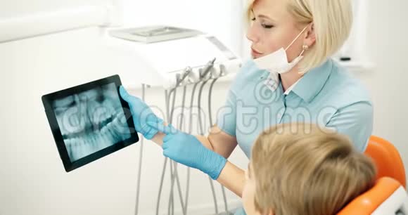 牙医在平板上显示儿童X光视频的预览图
