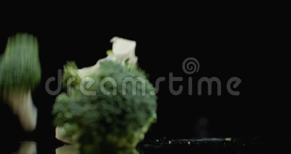 三个新鲜的绿色西兰花落在玻璃上溅起水花和水滴缓慢地运动沙拉的配料视频的预览图