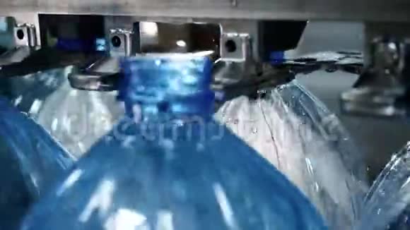 化液生产线自动灌装塑料瓶的机器视频的预览图