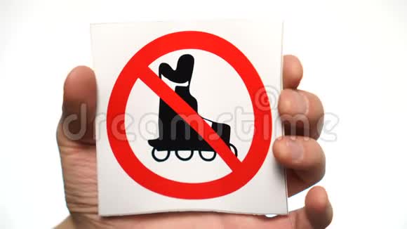 禁止轮滑允许隔离标志男子手握无轮滑标志视频的预览图