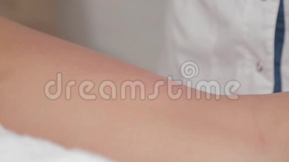女按摩师把油倒在一个年轻女孩的腿上视频的预览图