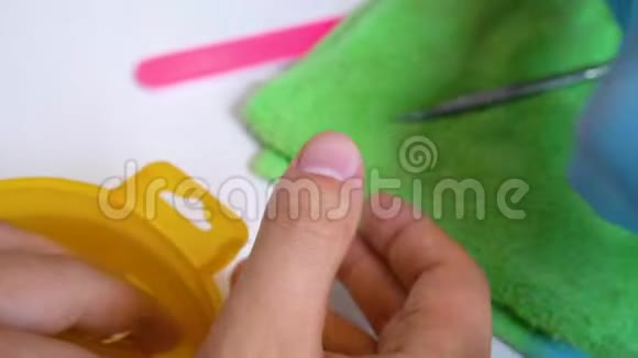 特写客户的手和指甲主人在处理指甲手套用切割机指甲护理为男性修指甲视频的预览图