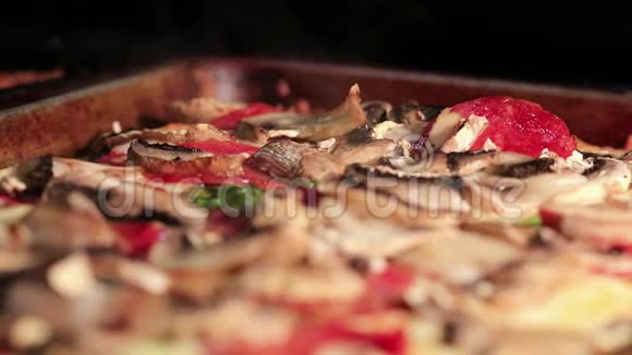 热比萨饼在平底锅特写蒸汽与蘑菇意大利香肠罗勒视频的预览图