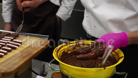 制作手工巧克力的过程视频的预览图