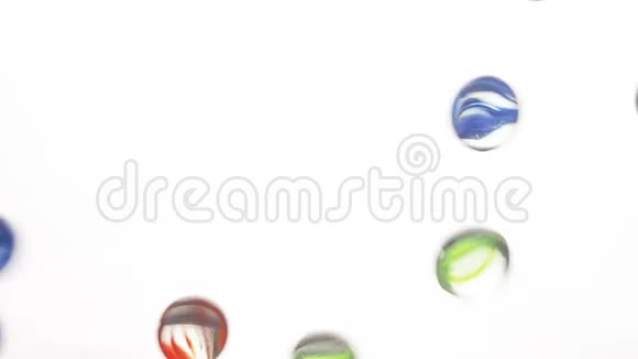 从下面的视图因为手抛出小的多色塑料球白色背景视频的预览图