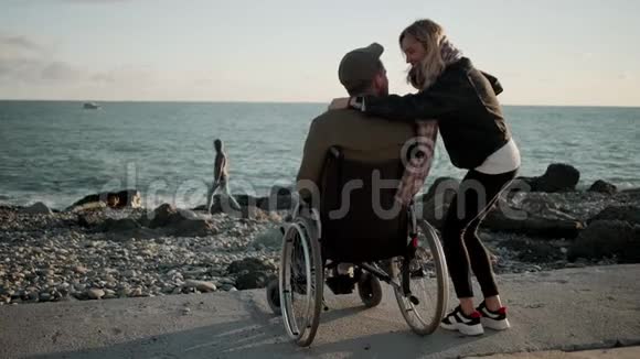 女人在海上拥抱她心爱的残疾丈夫视频的预览图