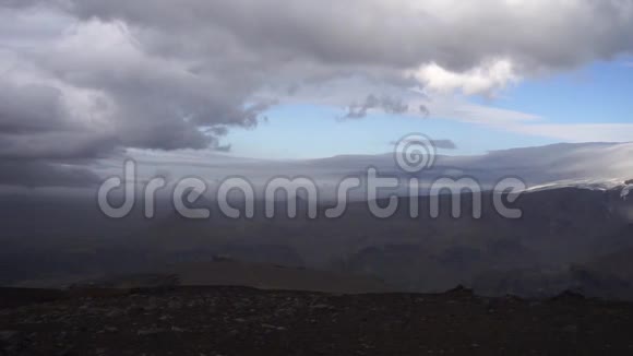 山顶和云在笑语徒步旅行小径靠近索尔斯莫克视频的预览图