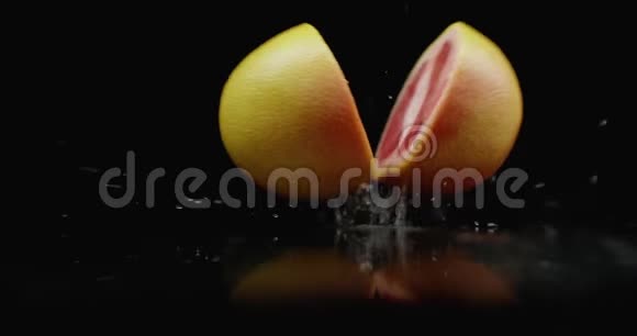 慢动作多汁的葡萄柚与滴打破2部分与喷雾视频的预览图