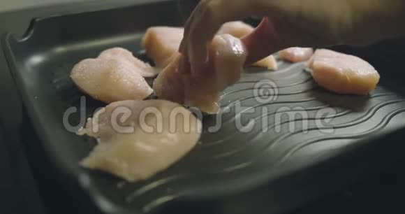 生的鸡块放在的平底锅里视频的预览图