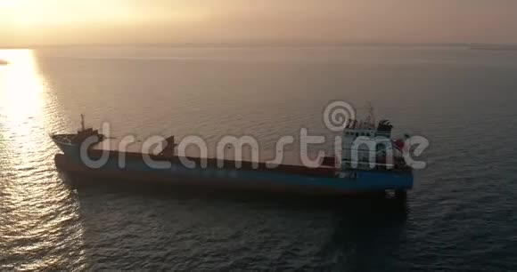 空中观景大海上美丽的日落巨大的货船漂浮在海里视频的预览图