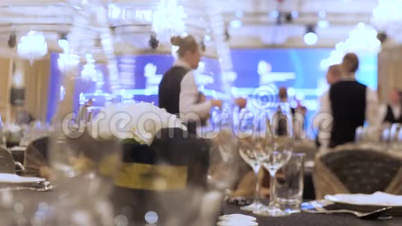 餐饮概念服务员为聚会商务会议设置表格昂贵的犹太餐饮餐饮服务背景视频的预览图