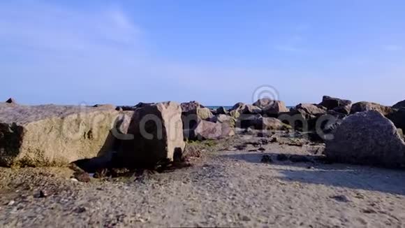 黑海海岸有大石头海浪在阳光明媚的夏日四周飞溅视频的预览图
