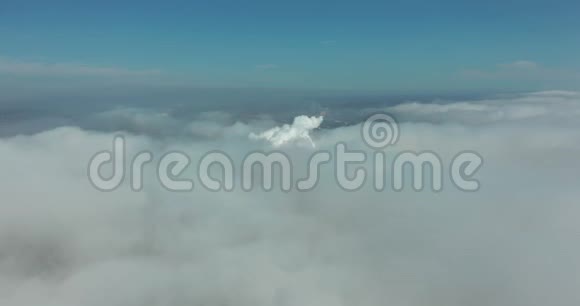 空中观景通过移动白云的风景鸟瞰雾视频的预览图