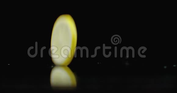 多汁的FRET切片倒在桌子上反射和喷雾一圈成熟的黄色柠檬视频的预览图