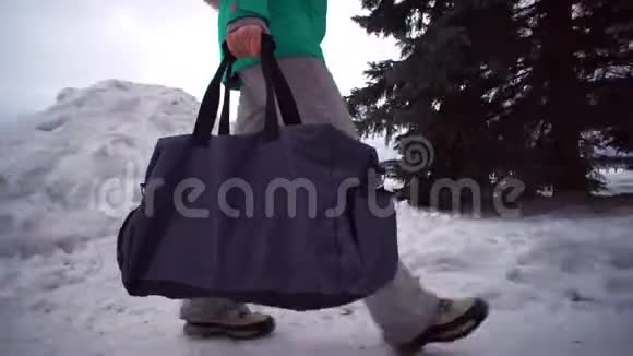 冬天一个女人带着一个运动袋走路视频的预览图