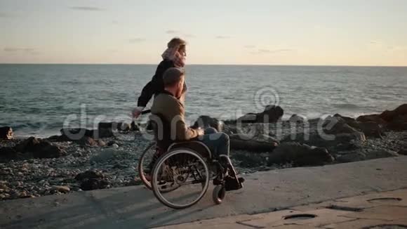 残疾人和他健康的女朋友正在海边玩跳舞视频的预览图
