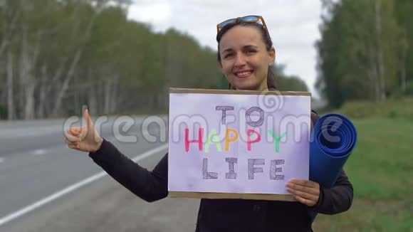 年轻女子想拥有幸福的生活视频的预览图