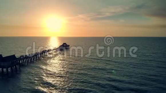 佛罗里达日落时的那不勒斯海滩和钓鱼码头视频的预览图