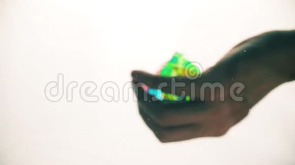 从下面看一只手倒着人造彩色海星场地背景假期视频的预览图