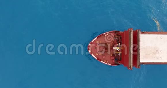 空中观景红色甲板货船在公海航行视频的预览图