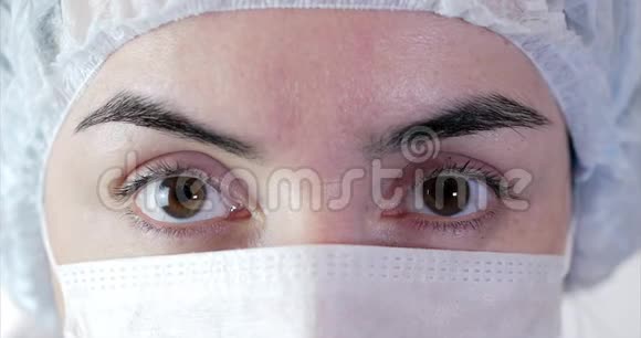 特写女外科医生的肖像带面罩的医生准备在医院或诊所手术医生眼睛视频的预览图