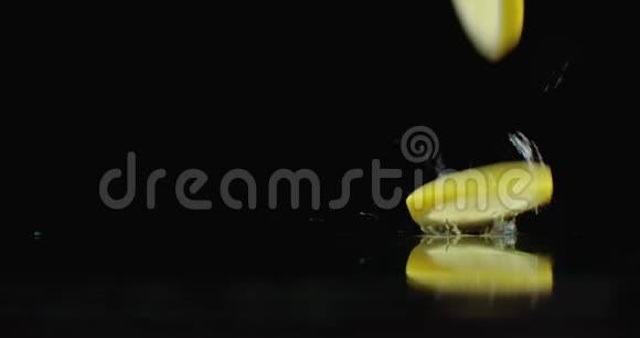 多汁的FRET切片倒在桌子上反射和喷雾一圈成熟的黄色柠檬视频的预览图