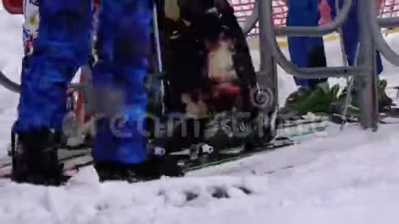 滑雪者通过滑雪电梯的旋转门滑雪椅的入口处有滑雪者慢动作视频的预览图