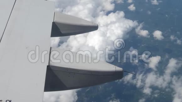 飞机飞在白云和陆地之上视频的预览图
