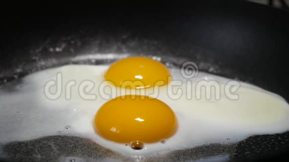 两只黑煎锅炒鸡蛋的特写照片视频的预览图