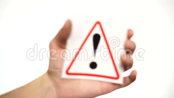 感叹号隔离男性手显示警告标志视频的预览图