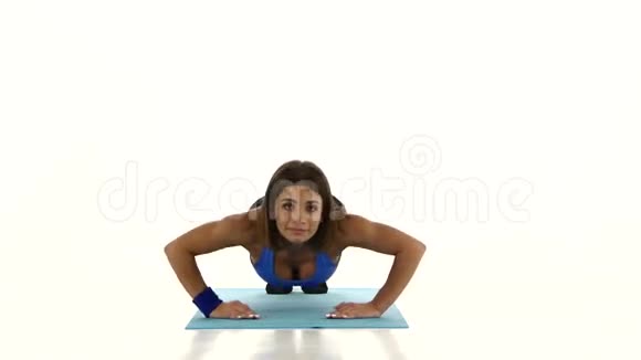 女人在房间的地板上做俯卧撑白色视频的预览图
