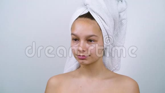 洗完澡后涂上面霜的漂亮少年视频的预览图