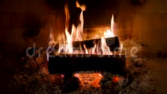 壁炉里燃烧着一堆木头下面是炽热的煤视频的预览图