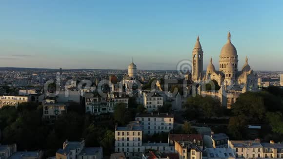 蒙马特山上日落巴黎空中圣心教堂视频的预览图