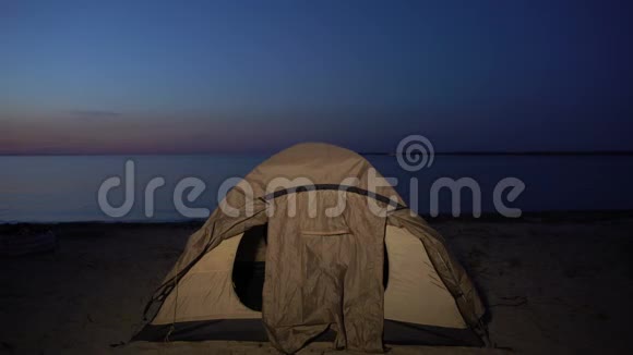 晚上躲在海边帐篷里的小女孩无家可归的儿童营地贫穷视频的预览图