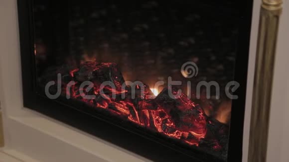 房子里美丽的燃烧壁炉视频的预览图
