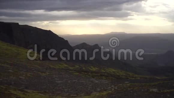 峡谷和山峰在戏剧性和丰富多彩的日落在Fimvorduhals徒步旅行小径附近的托尔斯莫克视频的预览图