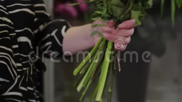 专业花艺师修剪花茎为国际妇女节准备美丽的花束视频的预览图