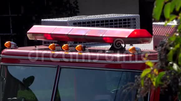 美国消防车轻杆在白天闪烁视频的预览图