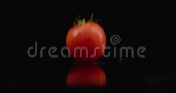 切红番茄落入2个部分玻璃与水溅缓慢运动在黑暗的背景视频的预览图