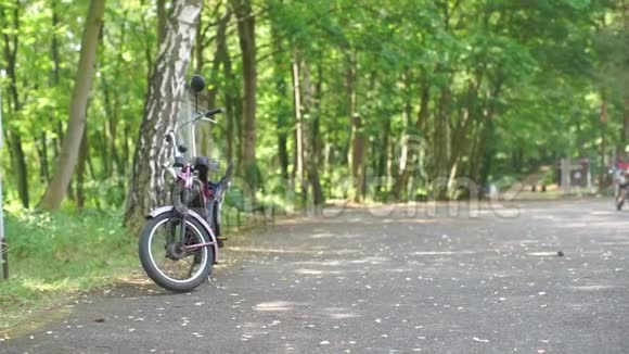男生男生骑自行车靠近摩托车视频的预览图