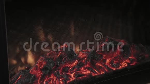 房子里美丽的燃烧壁炉视频的预览图