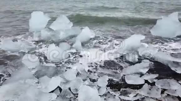 冰岛Jokulsarlon冰川泻湖冰山融化的冰块视频的预览图